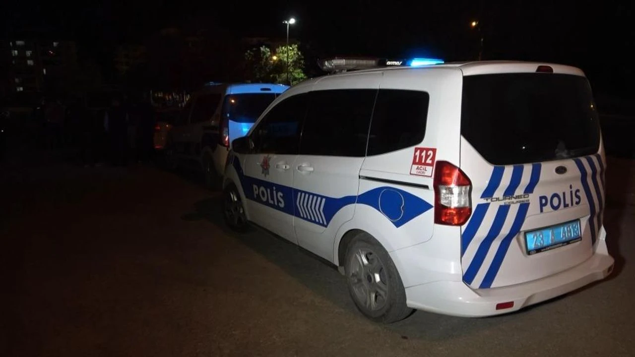 İzmit 28 Haziran Mahallesi'nde gece saatlerinde gençler arasında kavga çıktı.