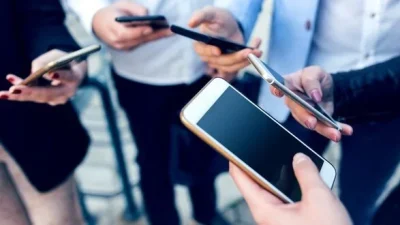 Tüketici kredisiyle taksitle cep telefonu satışında yeni düzenleme yapıldı. Buna göre 12 ay