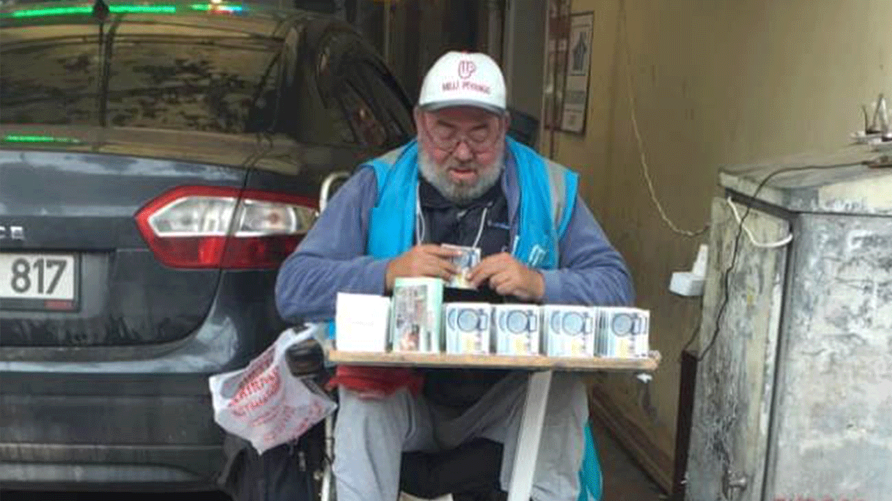 Kocaeli İzmit'te sevilen Milli Piyango bileti satıcısı Ayhan Aşkın hayatını