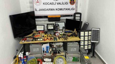 Kocaeli’nin Kandıra ilçesinde farklı mahallelerde ikametlere girerek eşya çalan 5