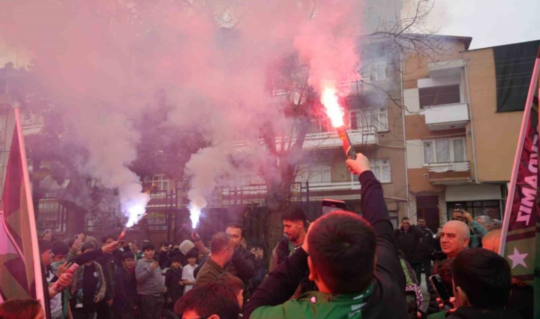 Kocaeli’de ortaokulu ziyaret eden Kocaelispor’un iki oyuncusunu, onlarca çocuk meşalelerle