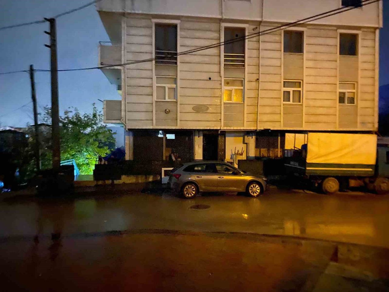 Kocaeli’nin Körfez ilçesinde bir kişi, birlikte yemek yediği arkadaşını bıçaklayarak