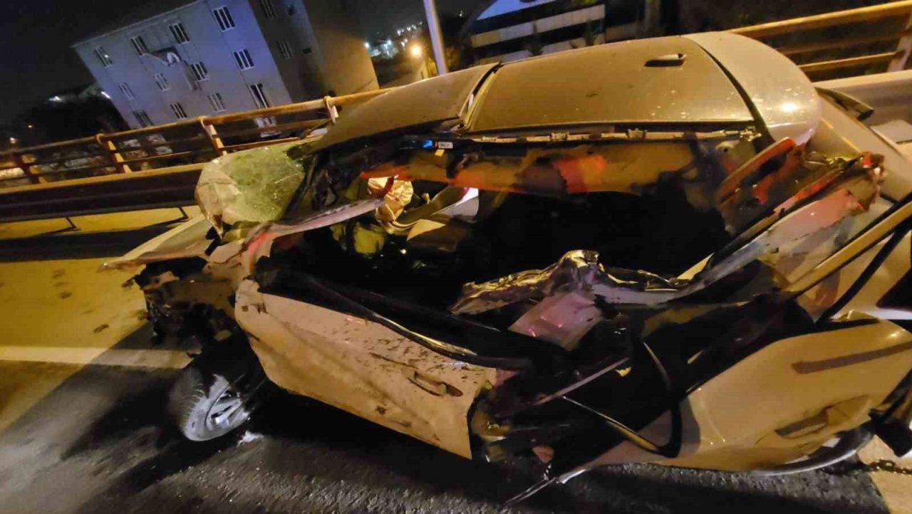 Kocaeli’nin Gebze ilçesinde sabaha karşı tıra arkadan çarpan otomobil kullanılamaz