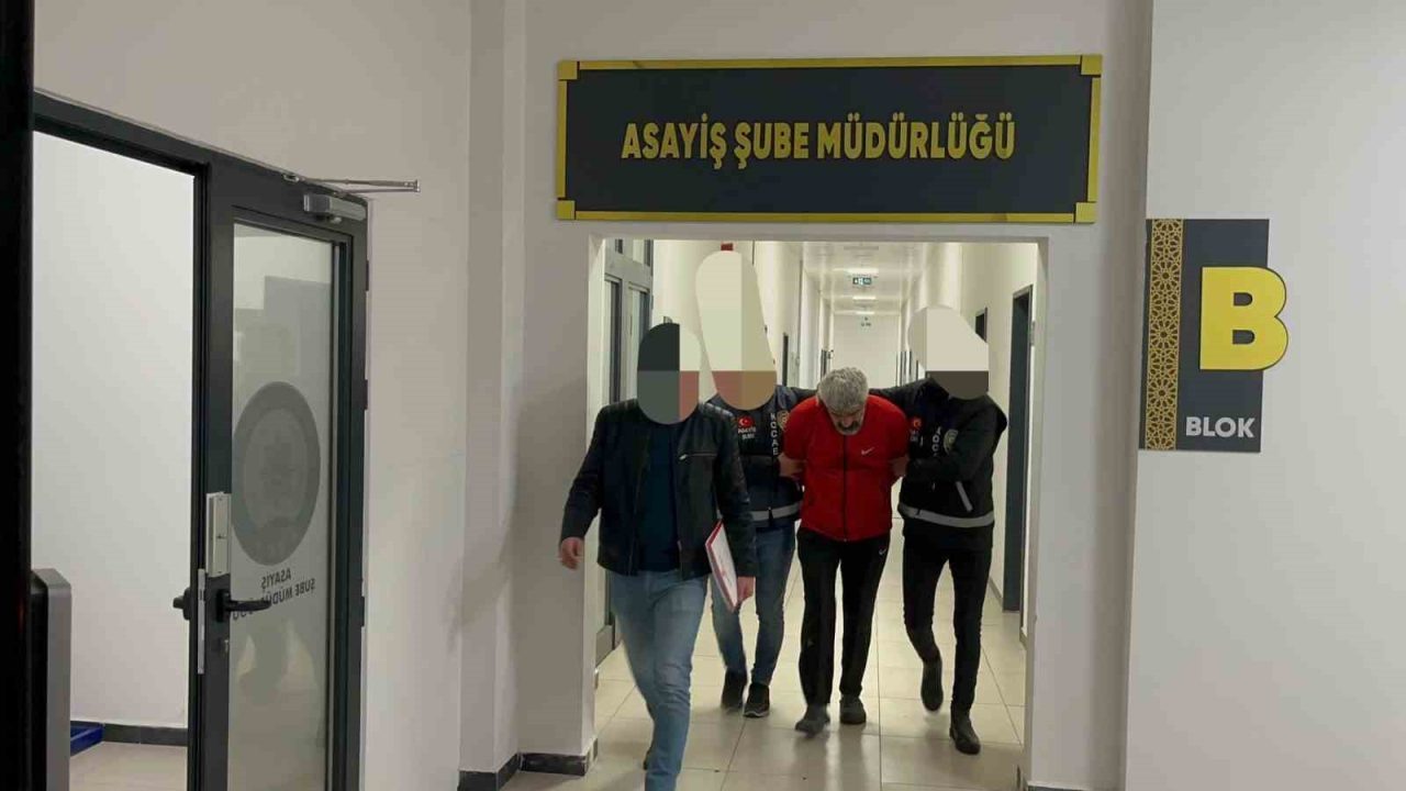 Kocaeli’nin Körfez ilçesinde yanında çalışan arkadaşını göğsünden bıçaklayarak öldüren zanlı,
