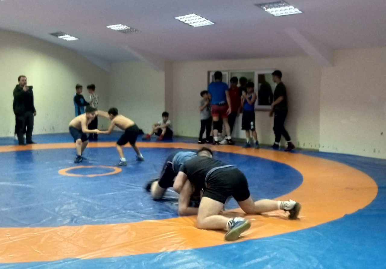 Kocaeli’de güreş kulüpleri ve sporcuları, ortak antrenmanlar ile müsabakalara hazırlanıyor.