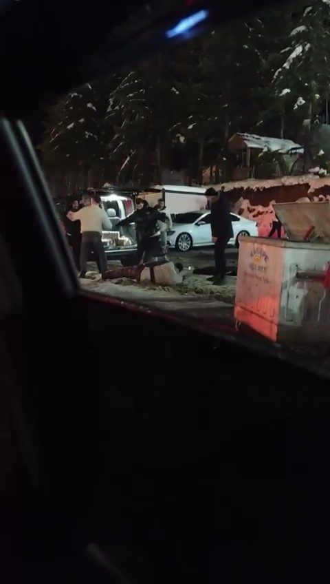 Kocaeli’nin Kartepe ilçesinde bir vatandaş, 4 kişinin yumruklu tekmeli saldırısına