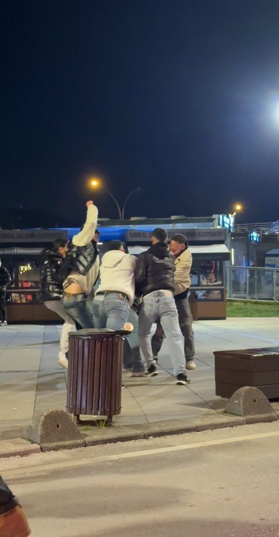 Kocaeli’nin İzmit ilçesinde 5 kişinin bir kişiye saldırdığı anlar kameraya