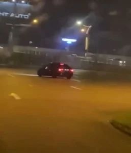 Kocaeli'nin İzmit ilçesinde drift atarak çevreye rahatsızlık veren iki sürücü,