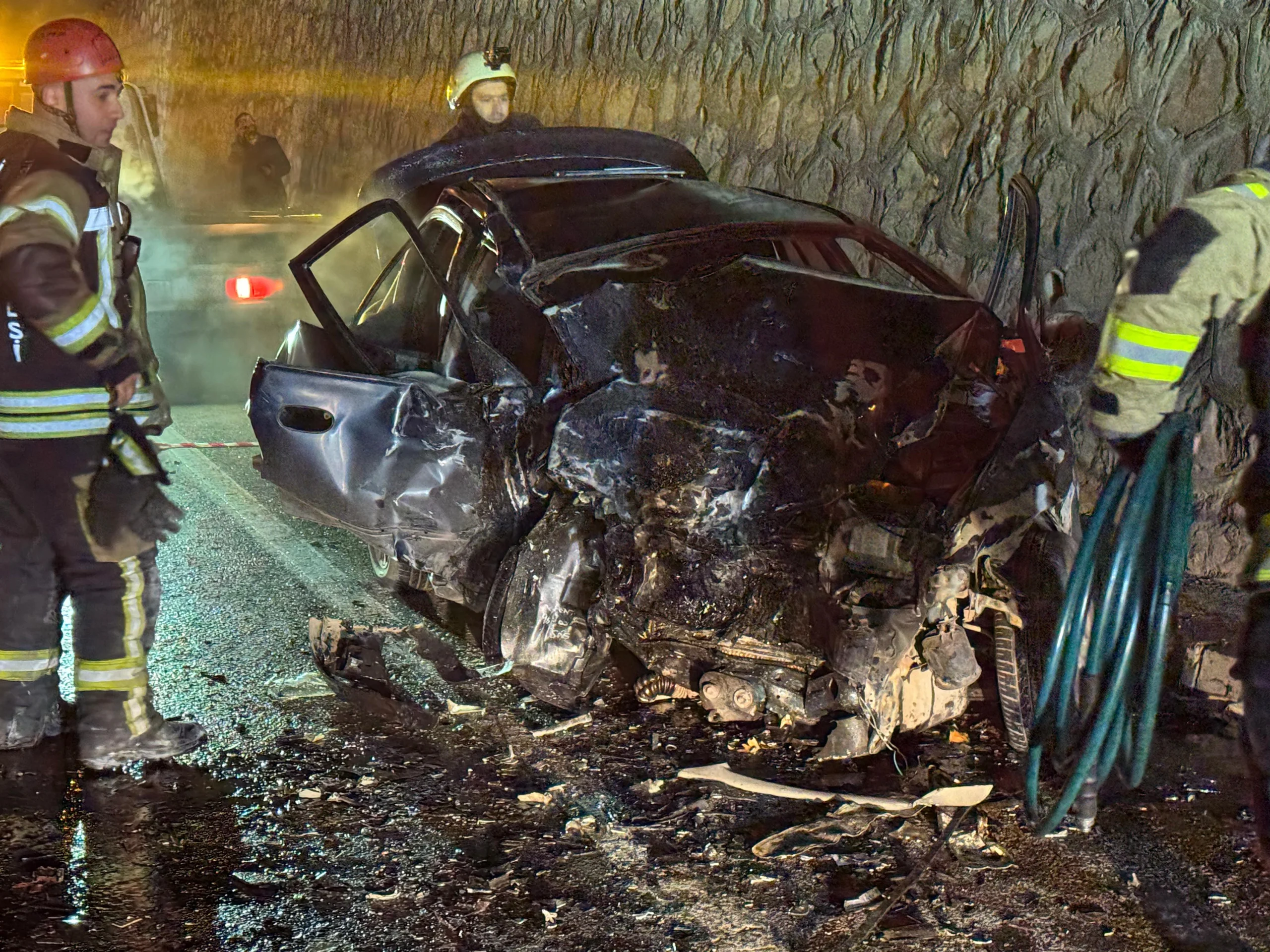 Kocaeli'nin Derince ilçesinde ters yönde ilerlediği iddia edilen otomobil, hafif