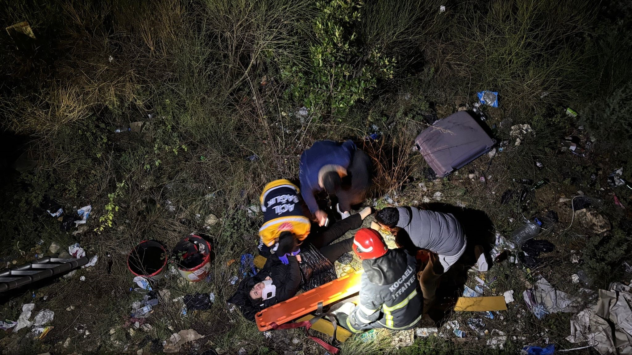 Kocaeli'nin Körfez ilçesinde manzarada özçekim yapmak isteyen genç kadın, yaklaşık