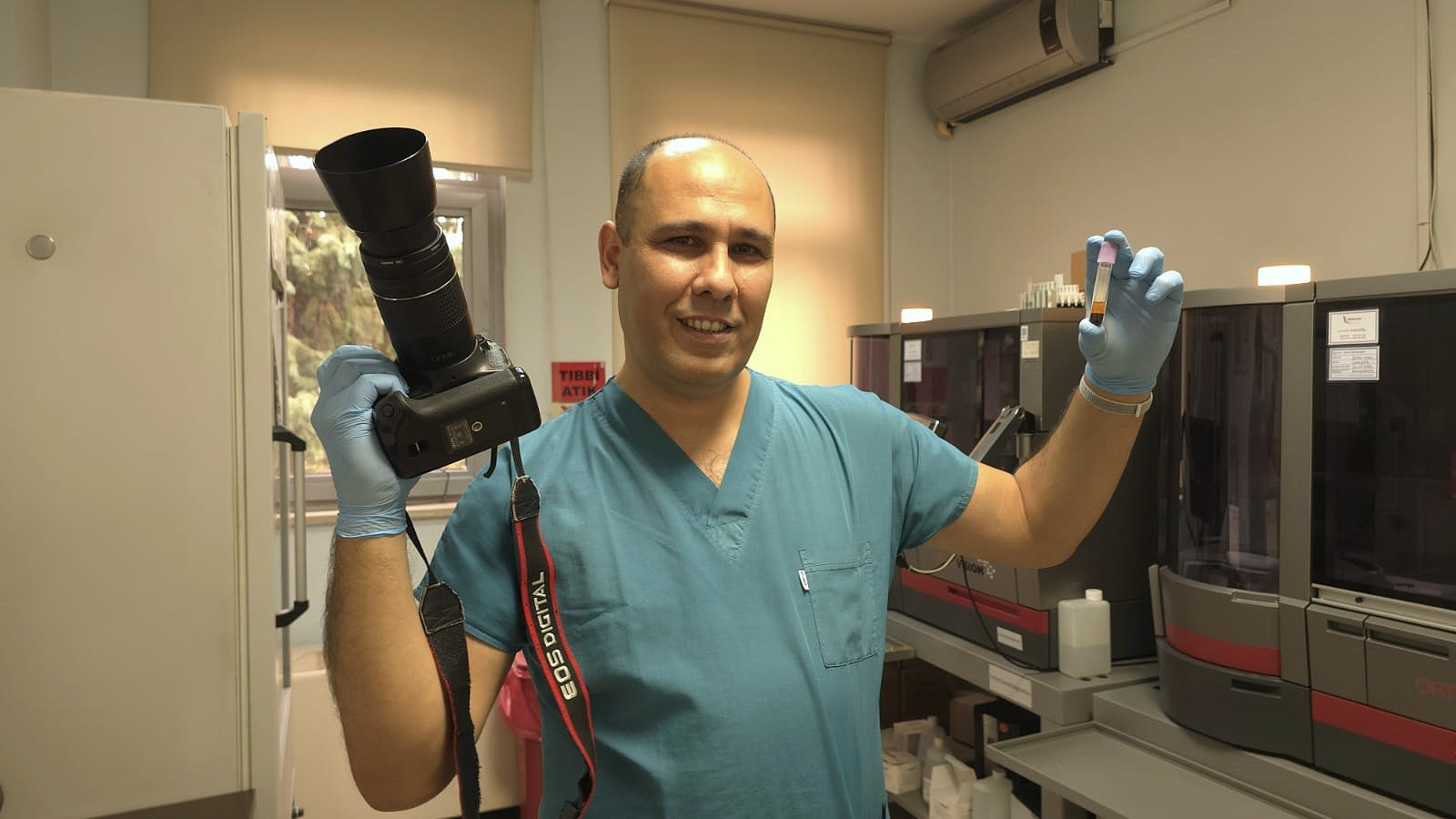 Kocaeli'de amatör bir yarışmayla başladığı fotoğrafçılıkta uluslararası başarılara ulaşan sağlık