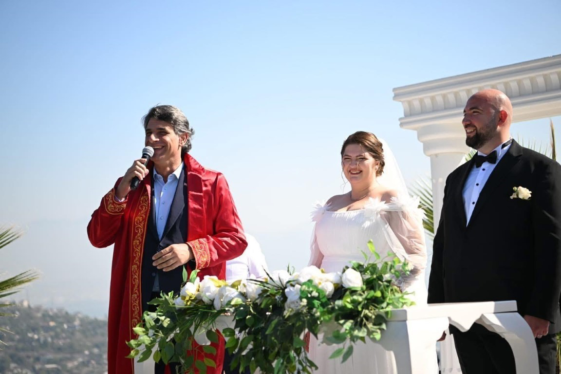 Kartepe Belediyesi, 2024 yılında 975 çiftin mutluluğuna ortak olarak nikahlarını