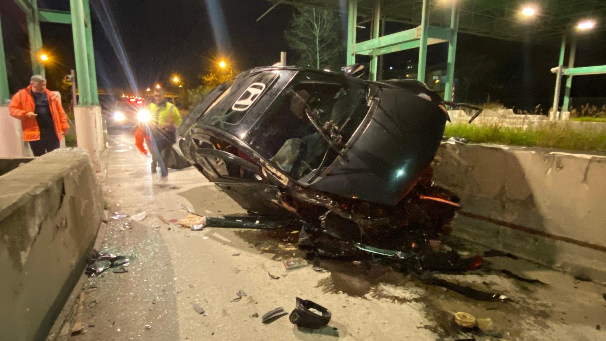 TEM Otoyolu Kocaeli geçişinde gişelerdeki beton bariyere çarpan otomobil kullanılamaz