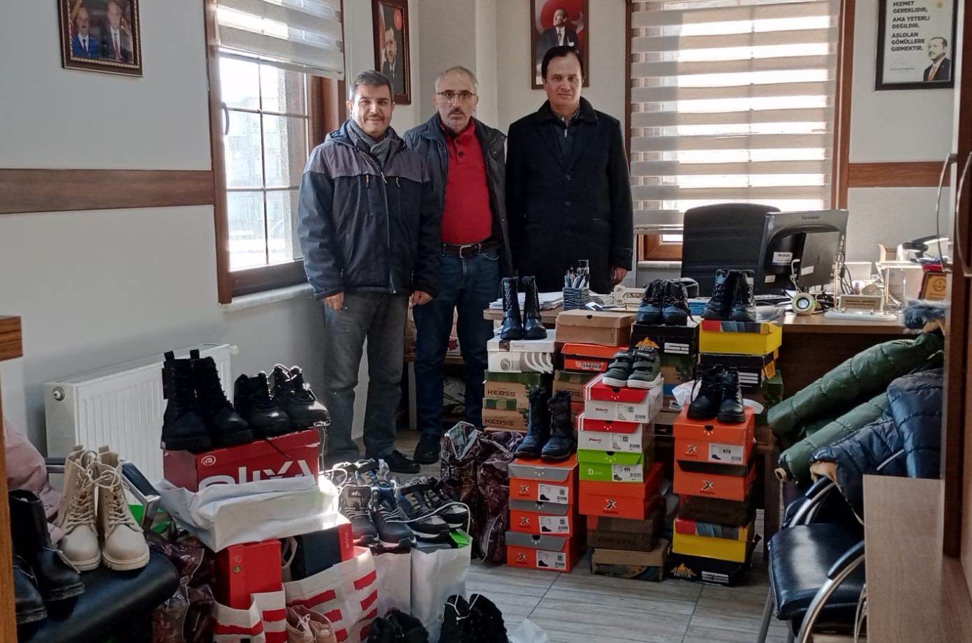 Başiskele ilçesi Vezirçiftliği Mahallesi Muhtarlığı, yardımseverlerin katkılarıyla ihtiyaç sahibi öğrencilere