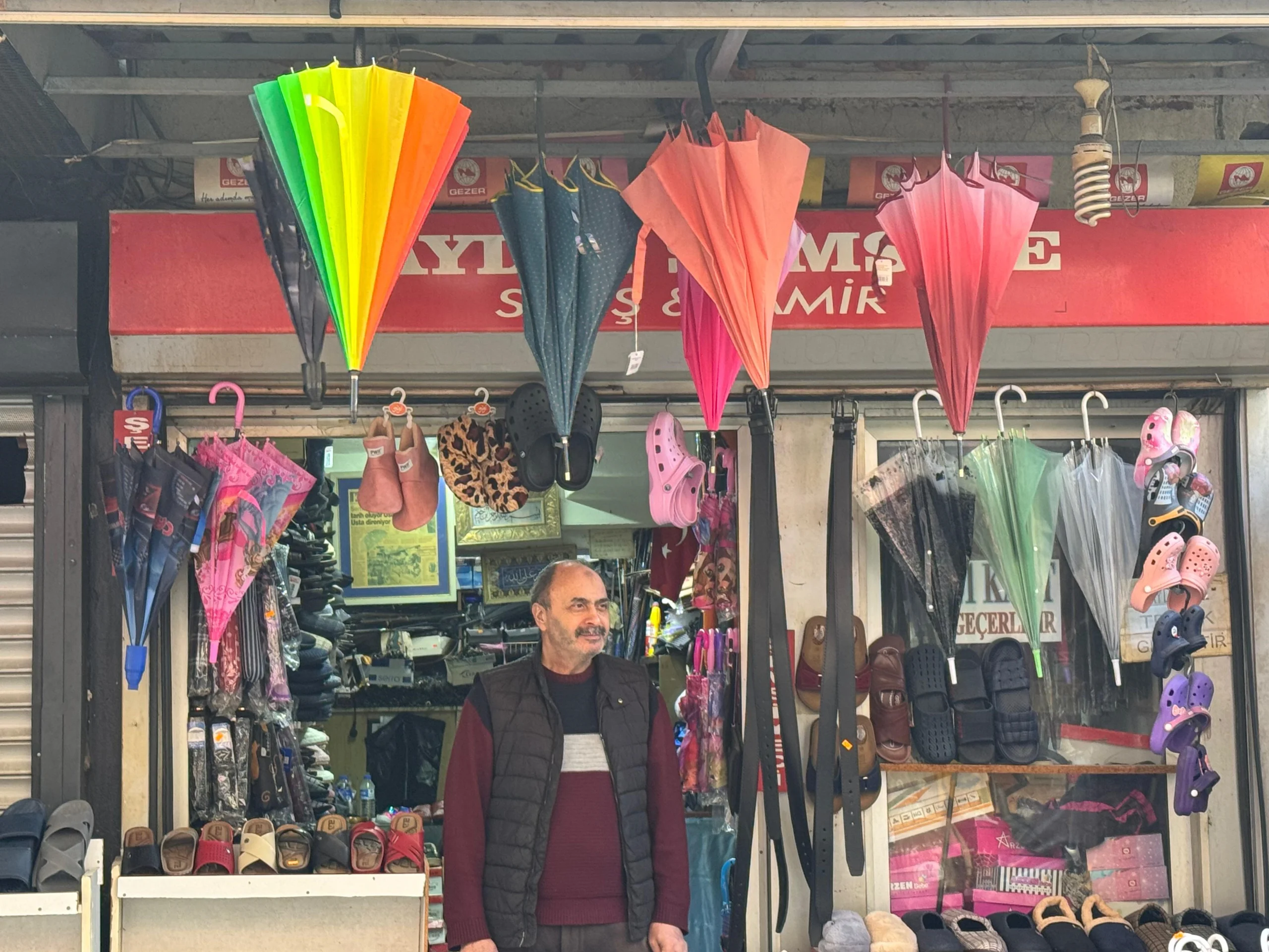 Kocaeli'nin İzmit ilçesinde kentin tek şemsiye tamircisi olarak bilinen Ali