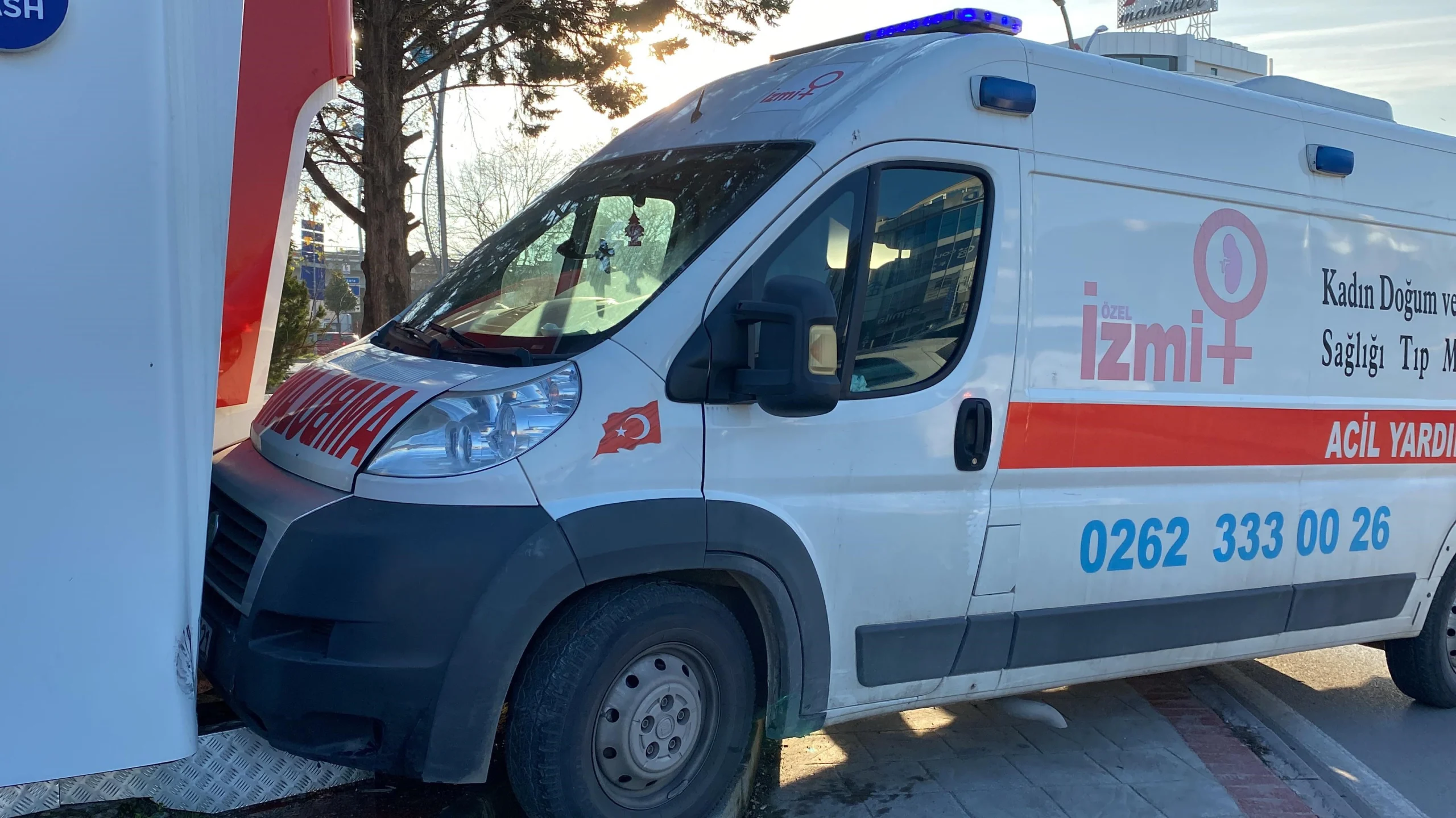 Kocaeli'nin İzmit ilçesinde içinde bebeğin de bulunduğu özel ambulans otomobil