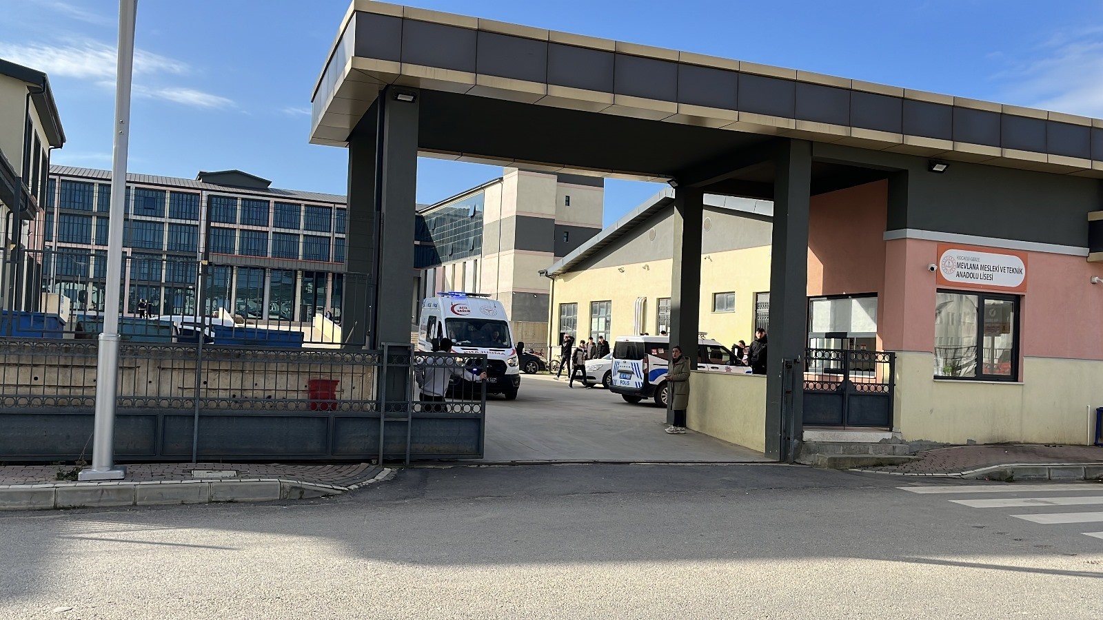 Kocaeli'nin Gebze ilçesinde okul bahçesinde sınıf arkadaşı tarafından bacağından bıçaklanan