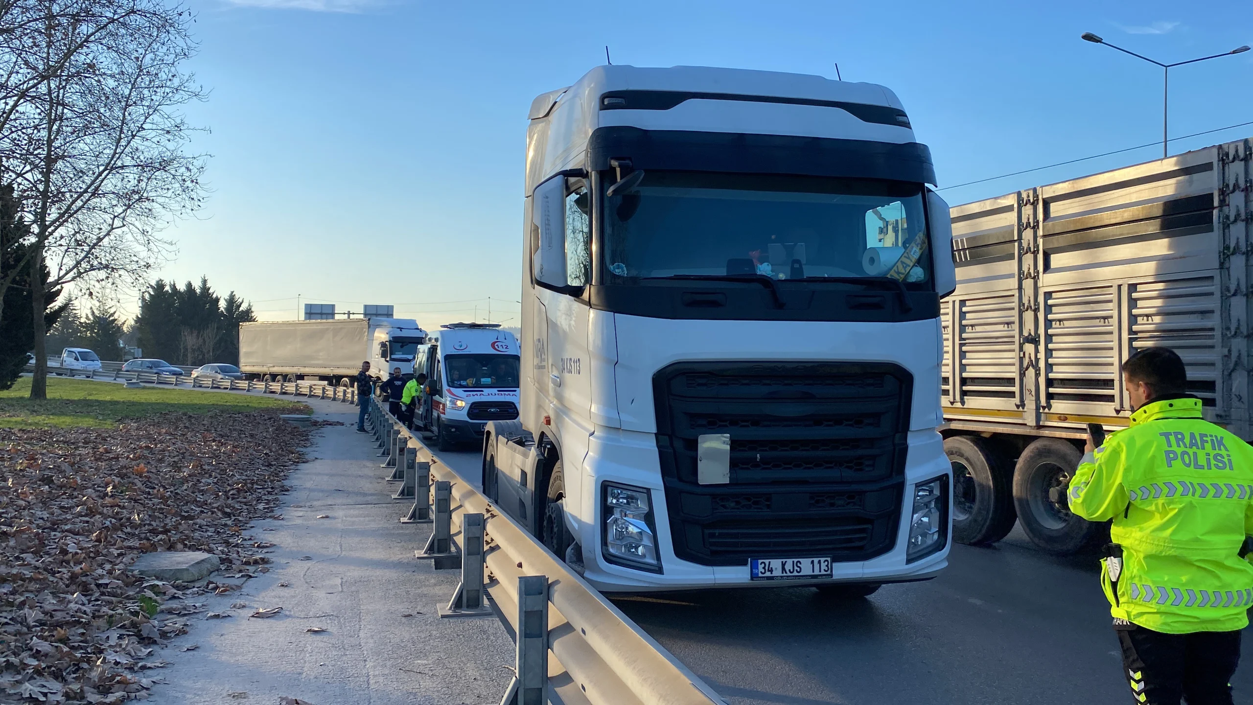 Kocaeli D-100 Karayolu'nda seyir halinde olan skuter sürücüsü, tır ile