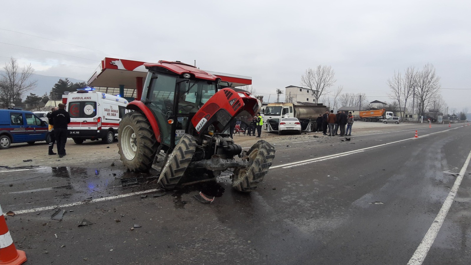 Bolu-Mudurnu kara yolunda 41 plakalı traktör ile çarpışarak savrulan otomobil,