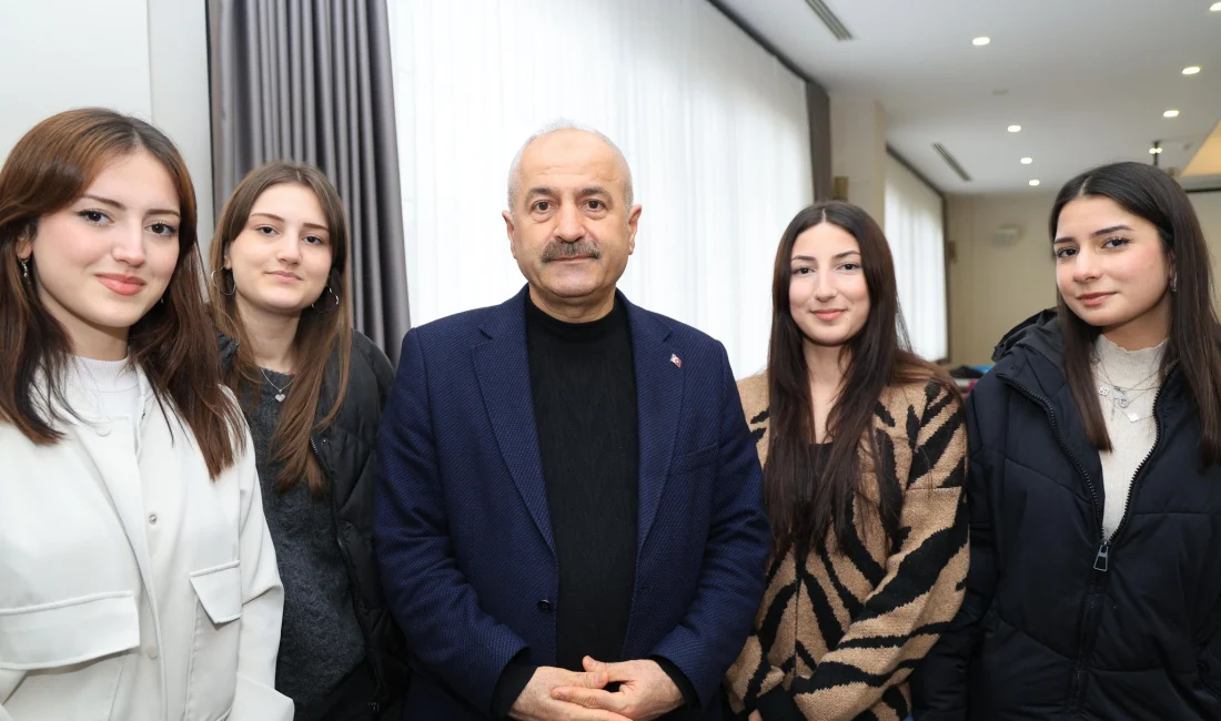 Güzide Gençlik Merkezi'ndeki gençlerle bir araya gelen Gebze Belediye Başkanı
