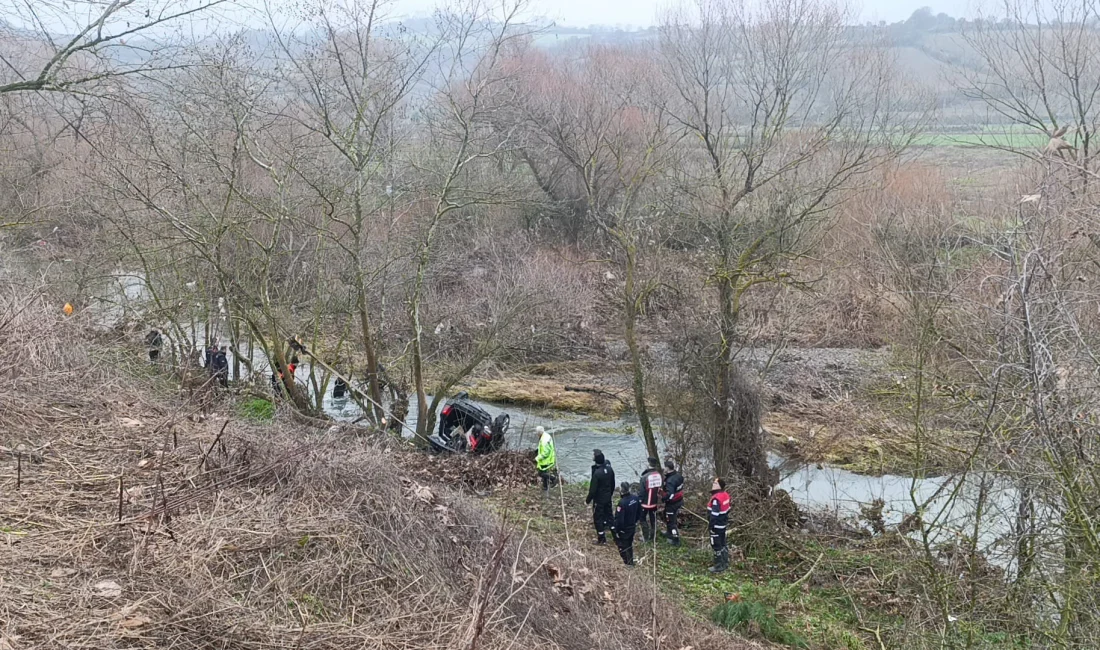 Meydana gelen trafik kazasında bir otomobil Kocabaş Çayı'na uçtu. Otomobil