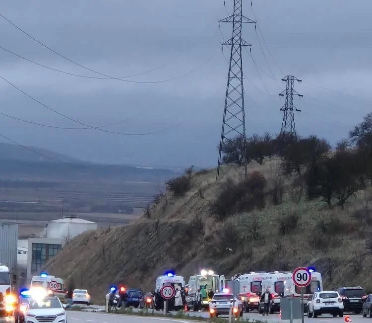 Servis aracı yağışlı havada kaza yaptı. Kazada 4'ü ağır 26