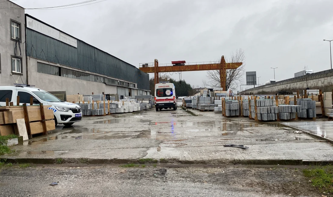 Kocaeli'nin Kartepe ilçesinde yaklaşık 7 metre yüksekliğindeki vinçten düşen İshak