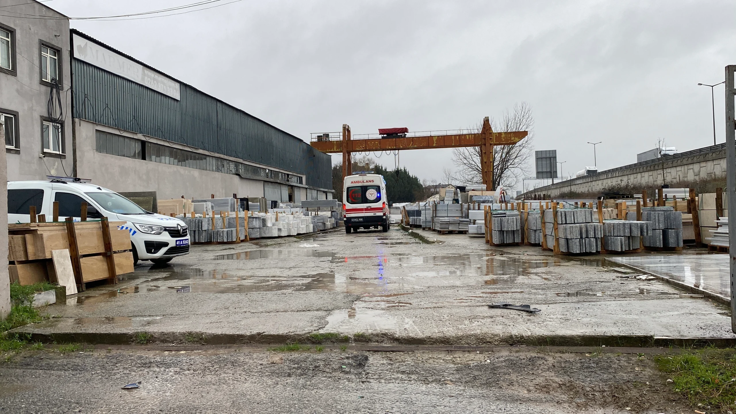 Kocaeli'nin Kartepe ilçesinde yaklaşık 7 metre yüksekliğindeki vinçten düşen İshak