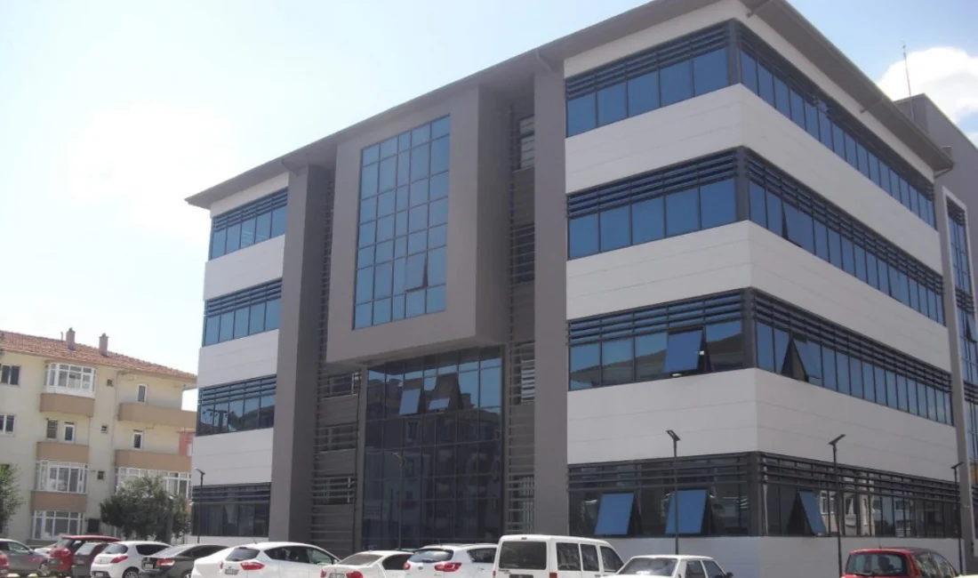 Genç yaşta anne olan bir kadın, Tapu Müdürlüğü'nün tuvaletinde doğurduğu