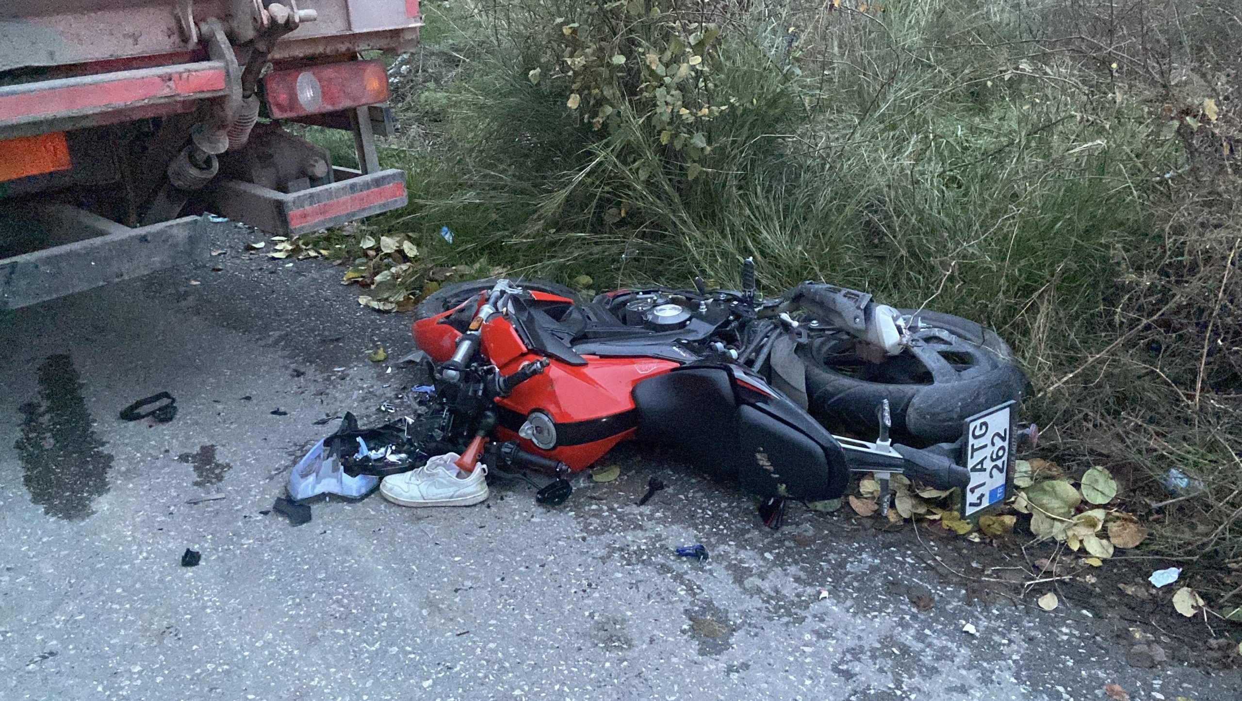 Kocaeli'nin Gebze ilçesinde park halindeki kamyonete çarpan motosikletli genç tedavi