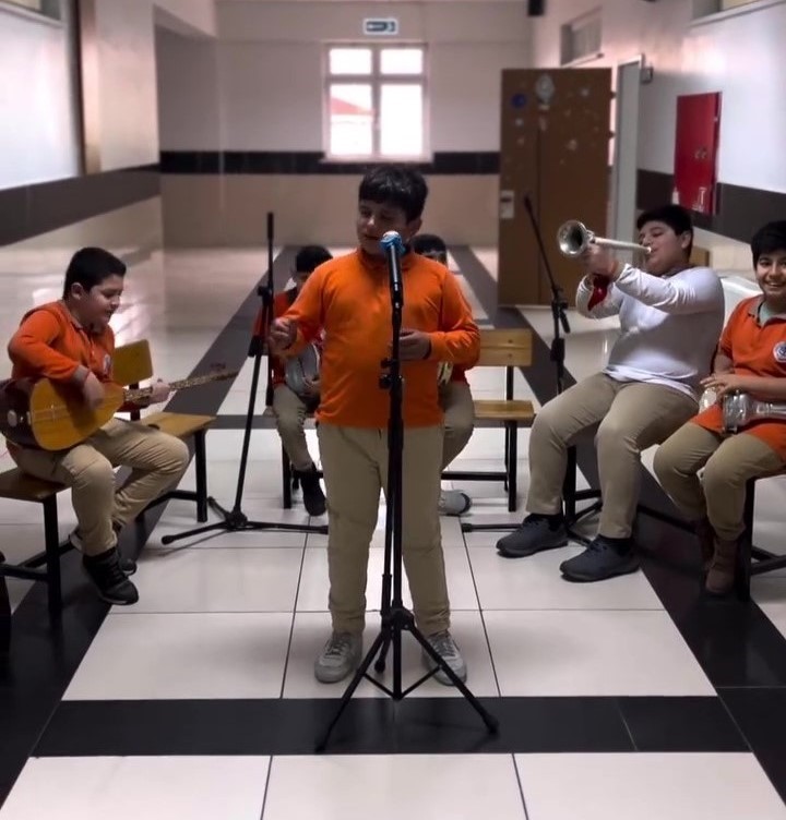 Kocaeli'de ilk ve ortaokul öğrencileri, Gassal dizinden esinlenerek takdir belgesini