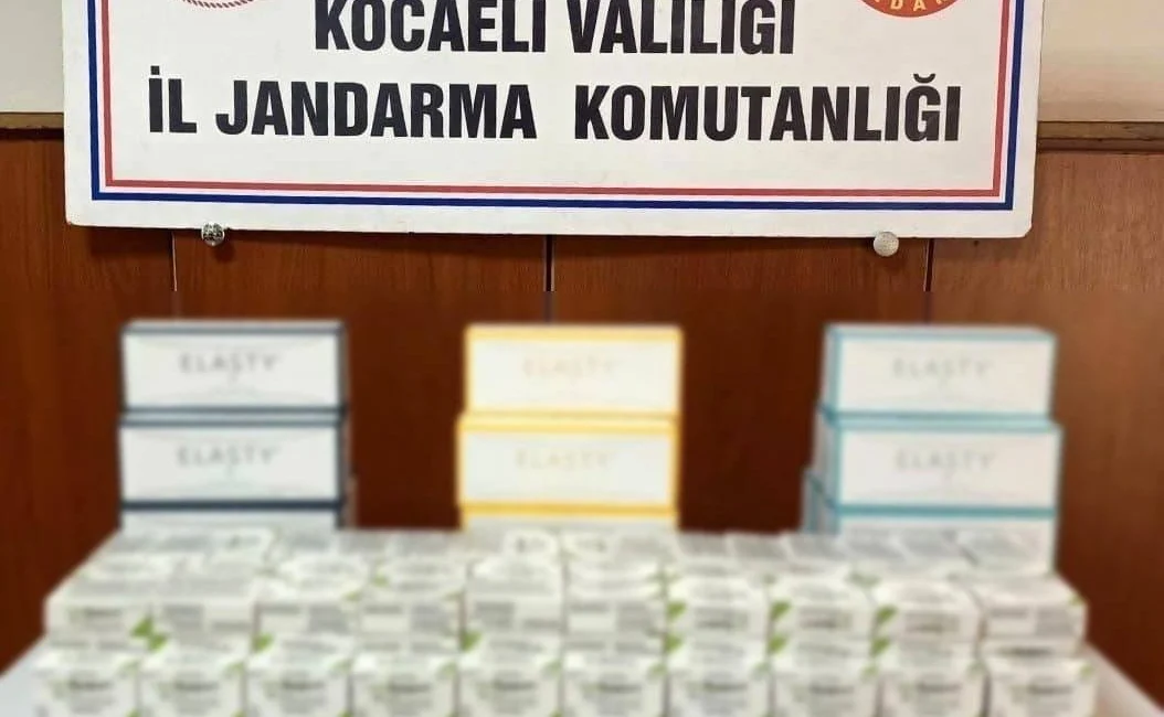 Kocaeli'nin Gebze ilçesinde kaçak 328 kutu estetik malzemesi ve sağlık