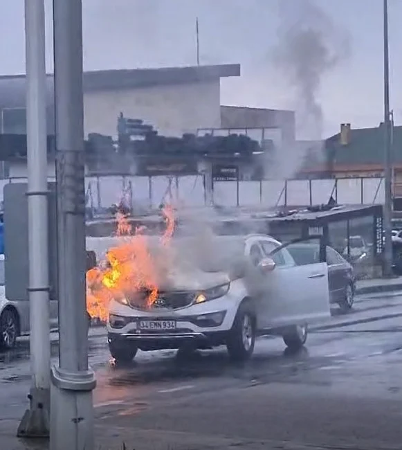 Kocaeli'nin Gebze ilçesinde seyir halinde olan SUV tipi araç alev