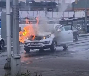 Kocaeli'nin Gebze ilçesinde seyir halinde olan SUV tipi araç alev