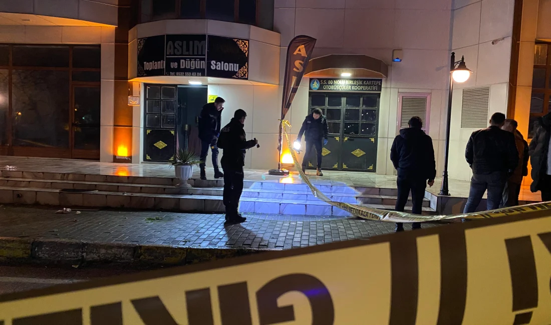 Kocaeli’nin Kartepe ilçesinde bir düğün salonunda çıkan kavga sokağa taştı.
