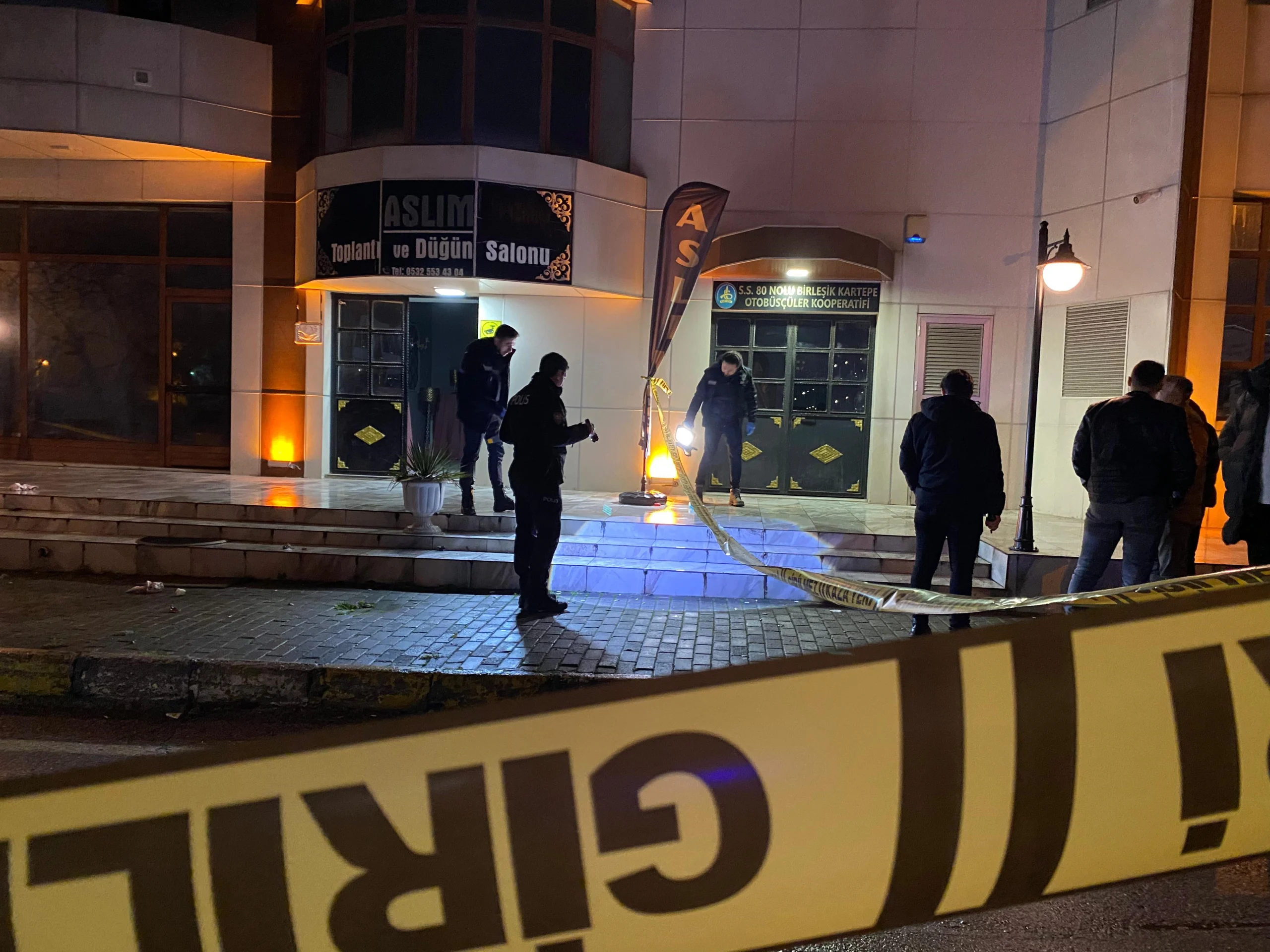 Kocaeli’nin Kartepe ilçesinde bir düğün salonunda çıkan kavga sokağa taştı.