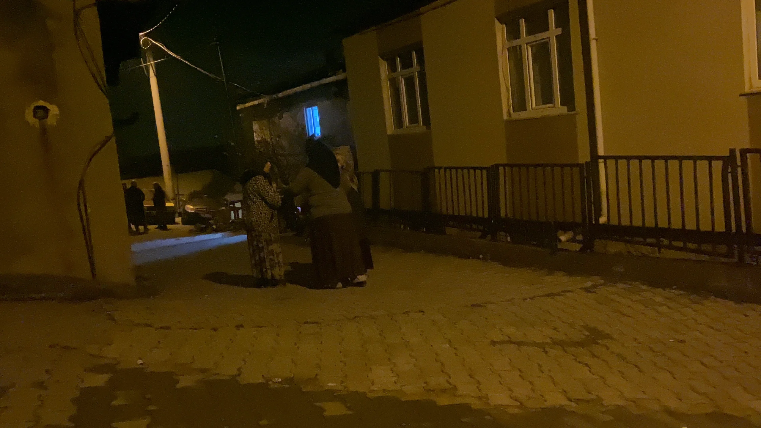 Kocaeli'nin Gebze ilçesinde komşular arasında gürültü yüzünden çıkan odunlu ve