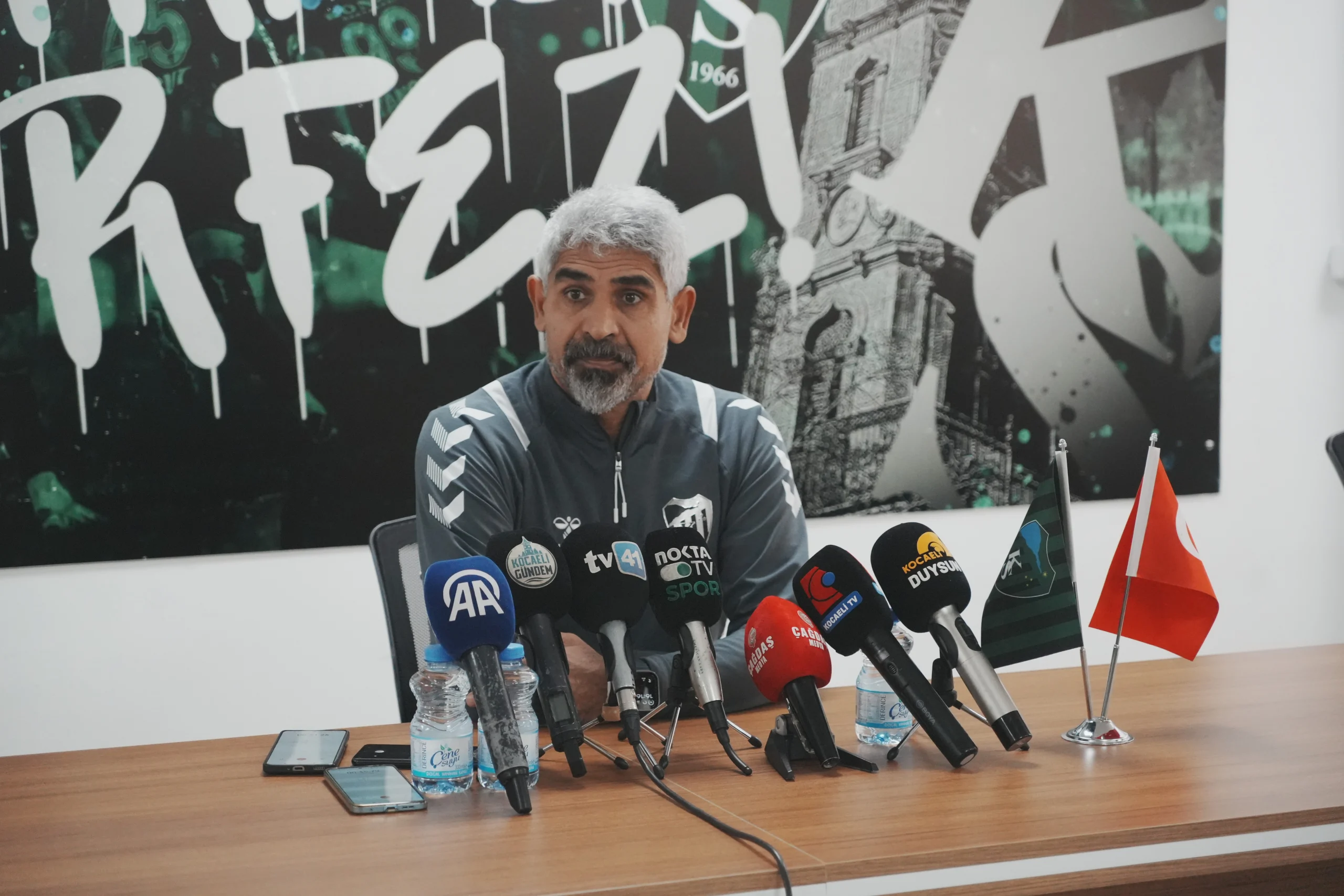Kocaelispor Teknik Direktörü İsmet Taşdemir, Erzurumspor FK maçı öncesi yaptığı