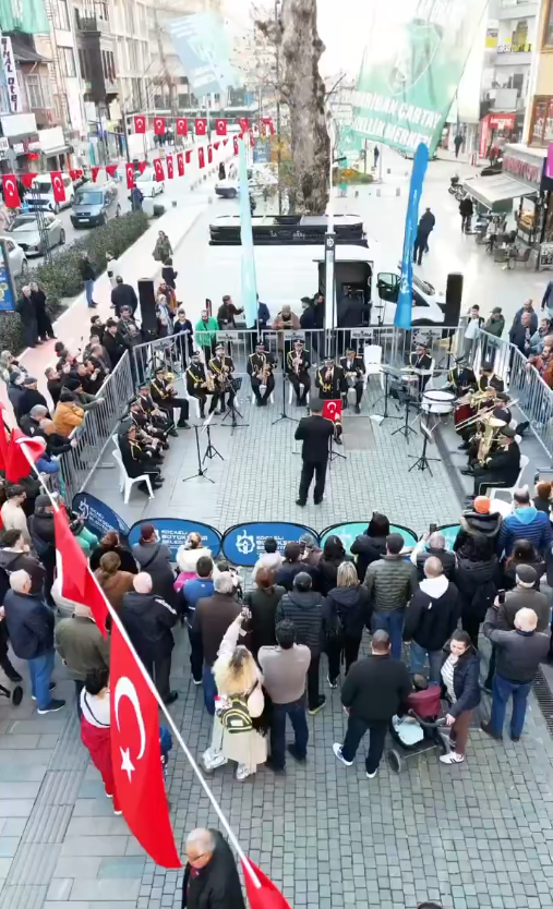 Kocaeli Büyükşehir Belediyesi Bando Takımı, Cumhuriyet Bulvarı’nda düzenlenen “Efsane Şarkılar”