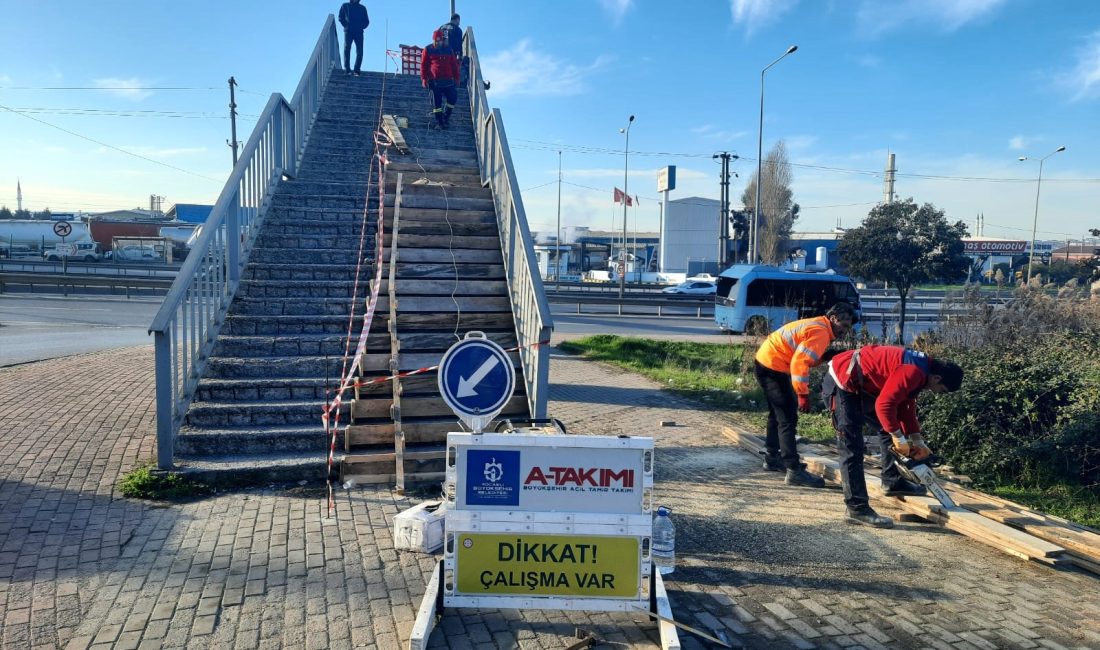 Büyükşehir, Gebze Beylikbağı Mahallesi D-100 üzerindeki üst geçit tadilatını yaparak,