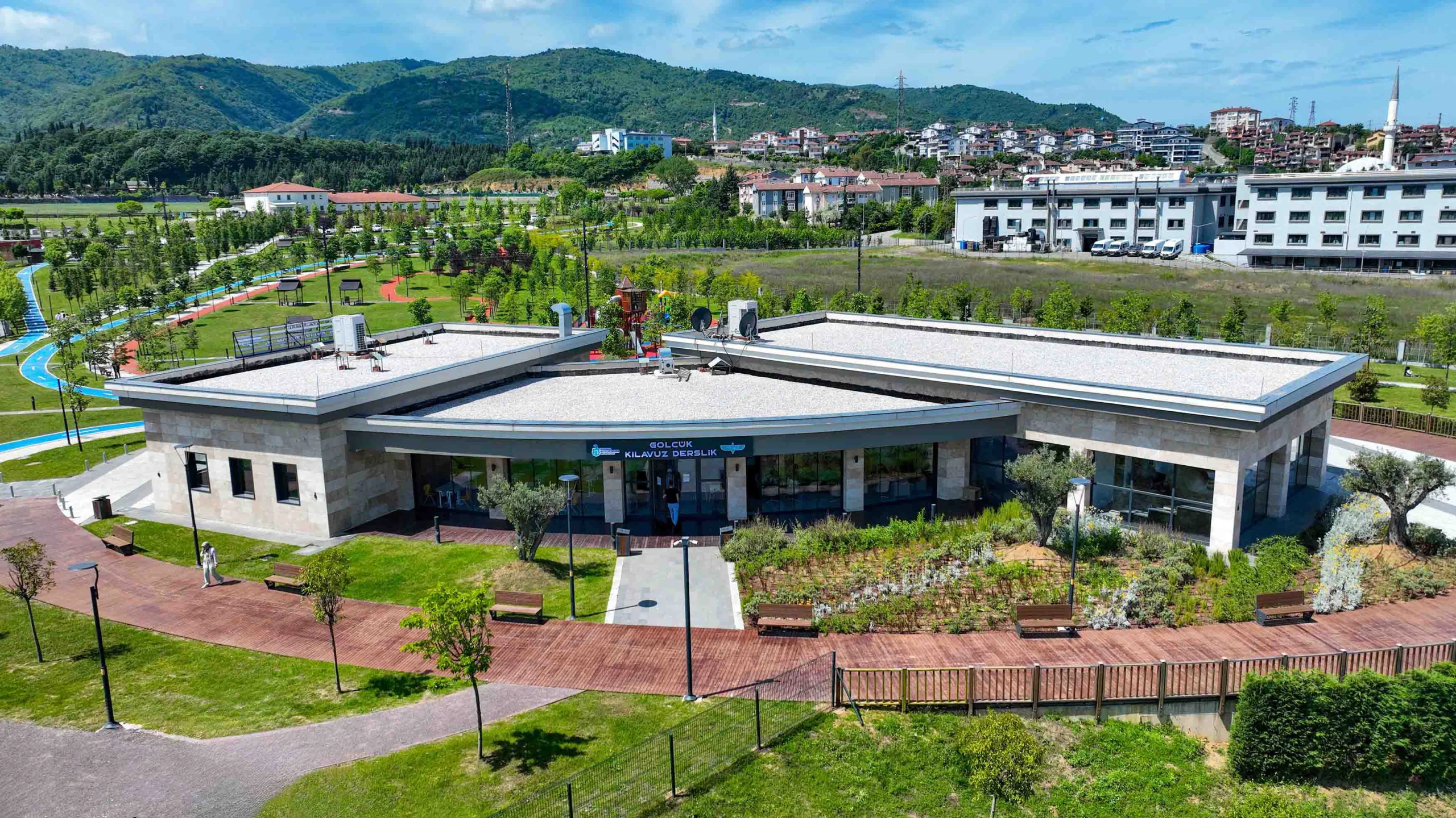 Büyükşehir’in 6 ilçede bulunan modern kütüphanelerinden her gün binlerce vatandaş