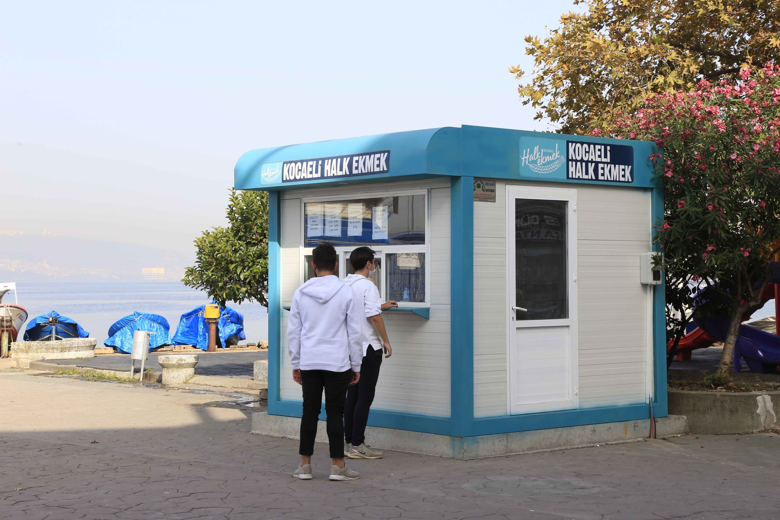Büyükşehir’in Afet Mutfağı’nda ucuz ve kaliteli bir şekilde hazırlanan ekmekler,