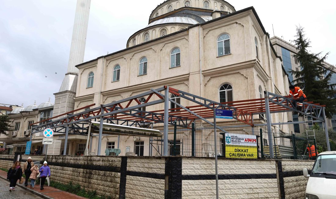 Kocaeli Büyükşehir Belediyesi, İzmit Eren Camii’nin bahçesine, özellikle cuma ve