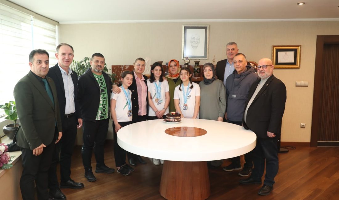 İzmit Belediyespor sporcuları Zeynep Simay Dalkılıç, Beril Zeyrek, Ayşe Melek