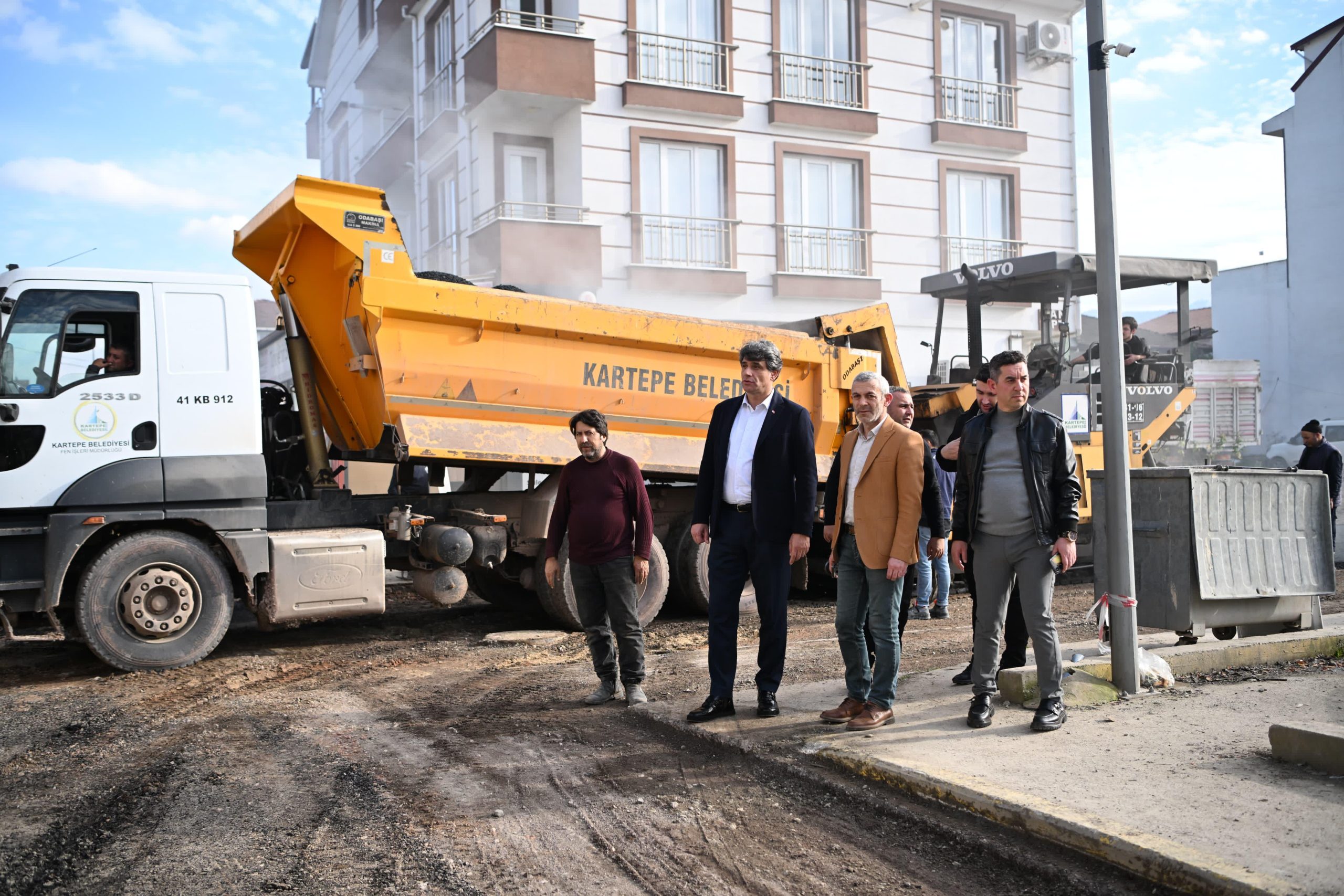 Kartepe Belediyesi, ilçe genelinde başlattığı yol yapım ve iyileştirme çalışmalarını