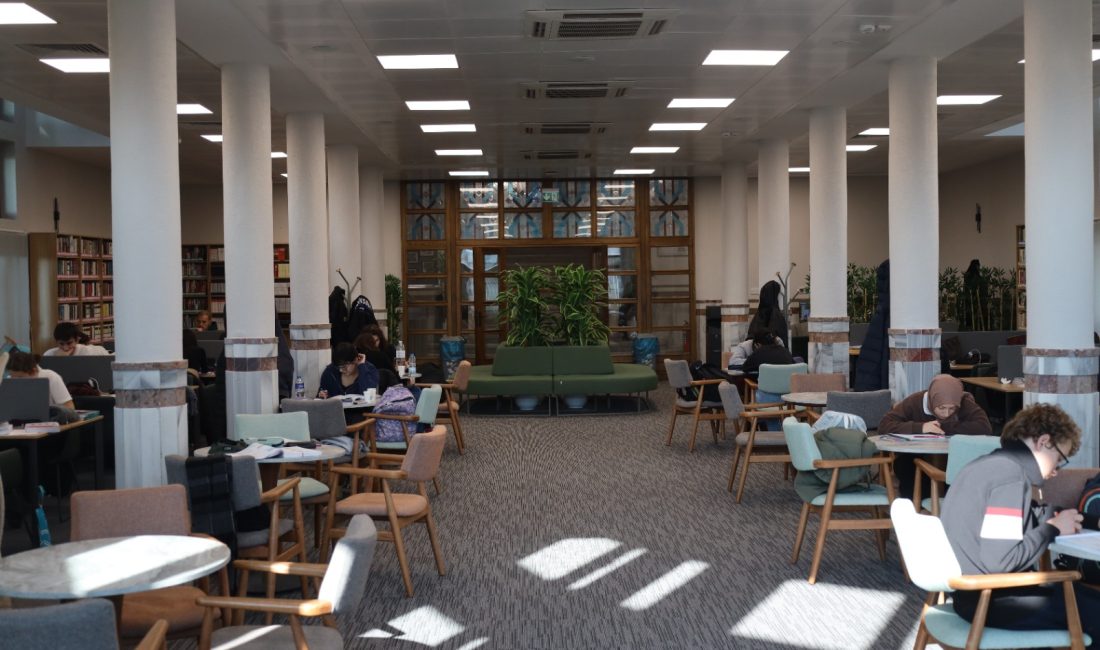 Büyükşehir’in Halkevi Gençlik Merkezi’nde hayata geçirdiği Zübeyde Hanım Kütüphanesi, ortamı