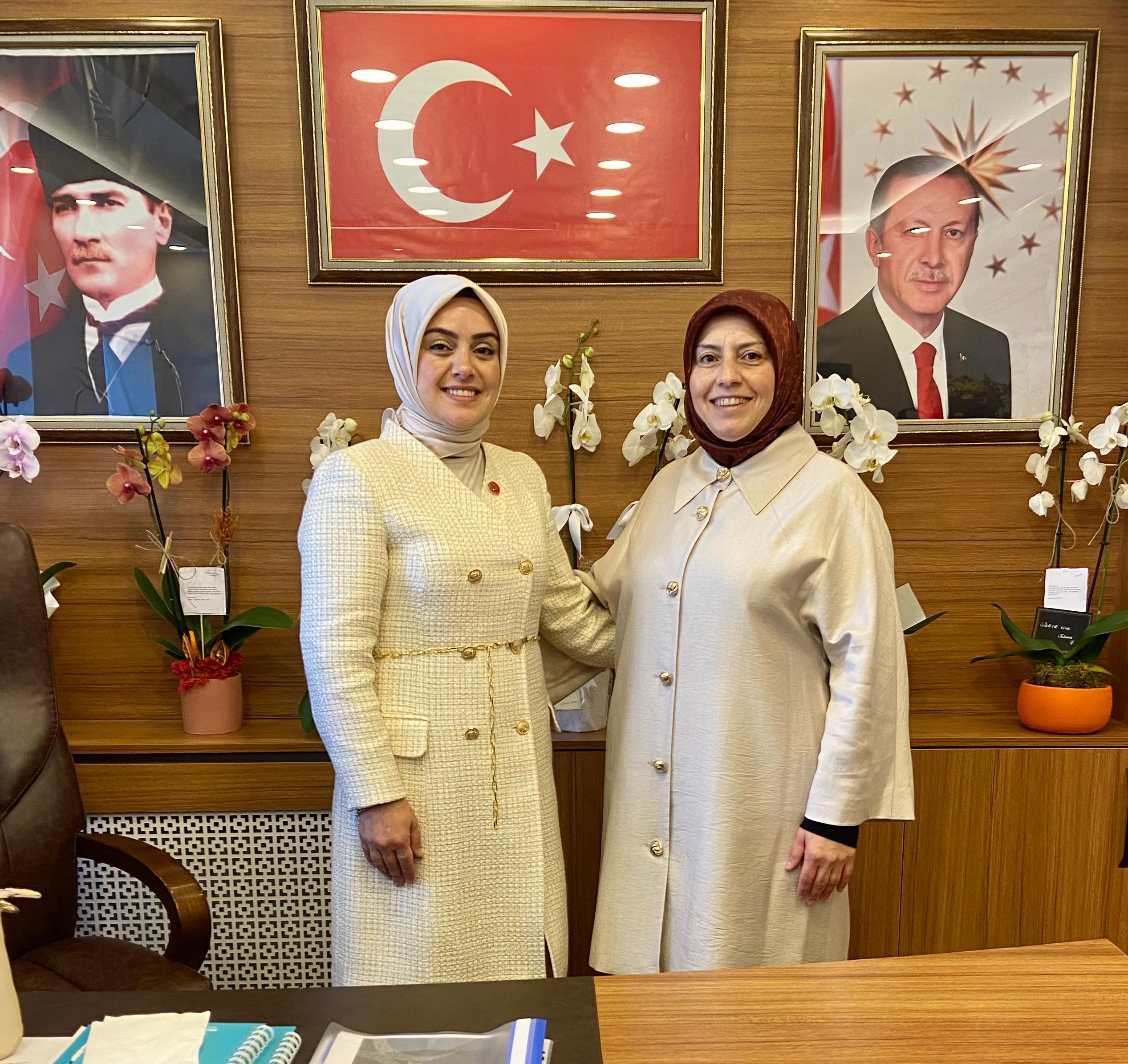 AK Parti Darıca İlçe Kadın Kolları Başkanı Sevgi Takan ve