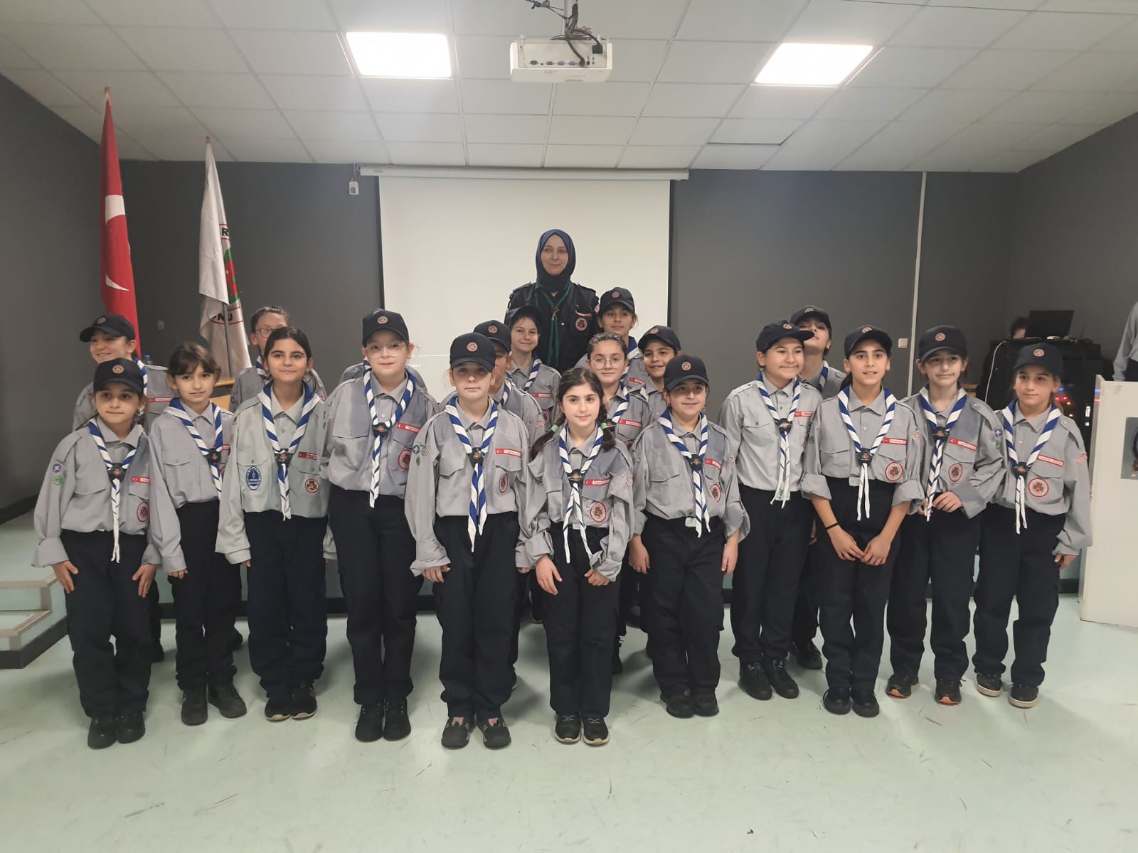 Kocaeli Büyükşehir Belediye Kağıtspor izcileri, Bekir Sıtkı Özer Ortaokulu’nda düzenlenen