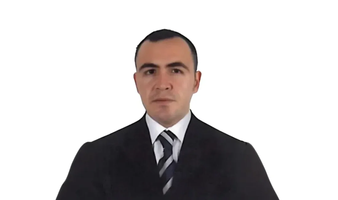 Körfez'de ikamet eden akademisyen Adem Tafran 45 yaşında hayatını kaybetti.