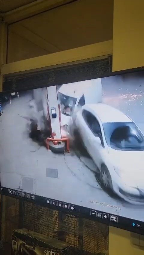 Kocaeli’nin Gebze ilçesinde hafif ticari araç akaryakıt istasyonunun pompa bölümüne